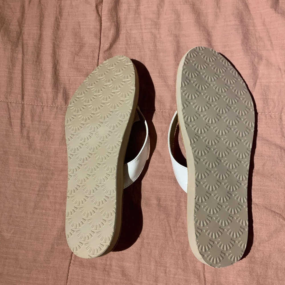 UGG flip flops - never worn!!